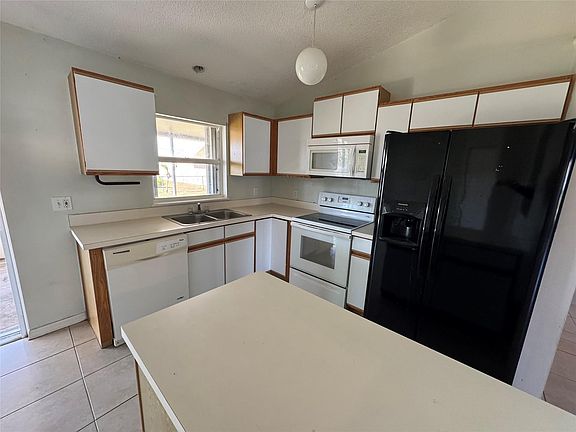 4th image of 458 SW Fields Avenue