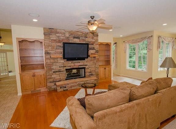 4th image of 33097 Lake Forest Ct