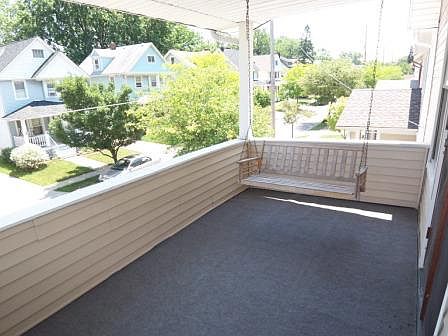 Private balcony w/swing!