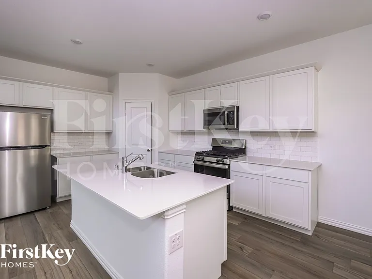 10049 Elkhorn Dr — Photo 5