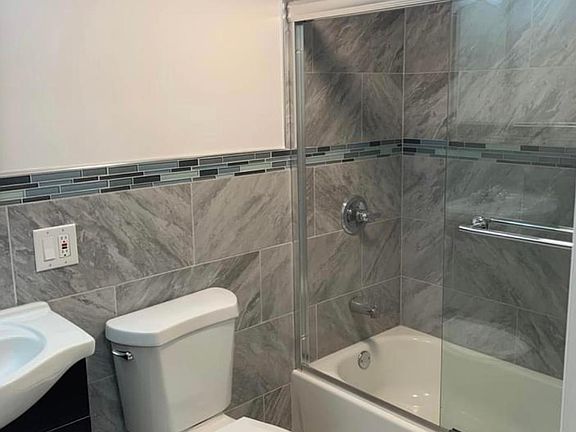 Marble flooring, a good sized bathroom!