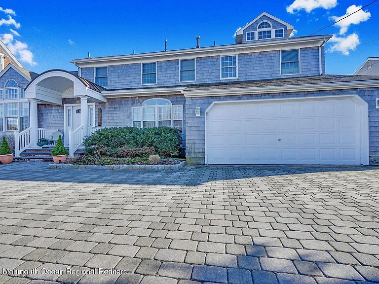 323 Cove Dr — Photo 1