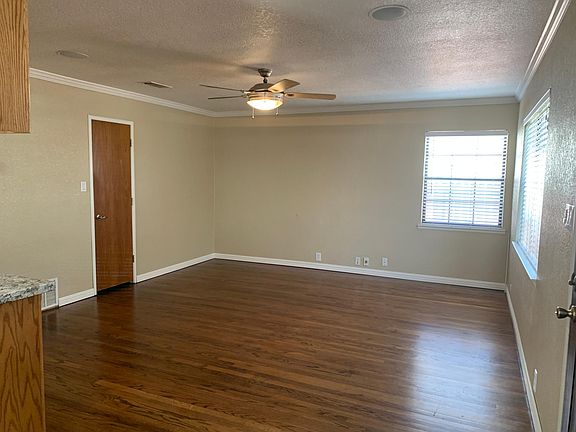 5th image of 136 Oak Ave