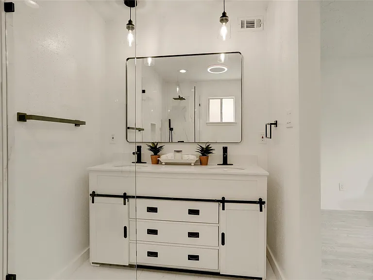 7926 Windy Creek Dr — Photo 32