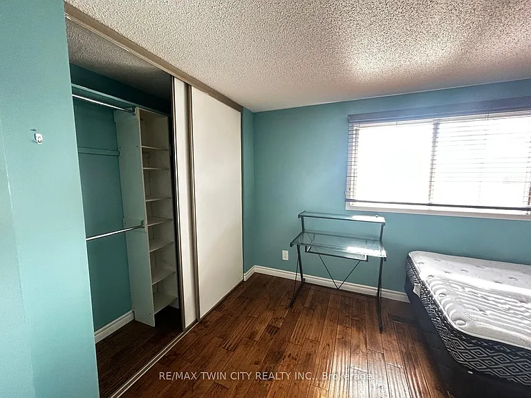 254 Camille Cres — Photo 14