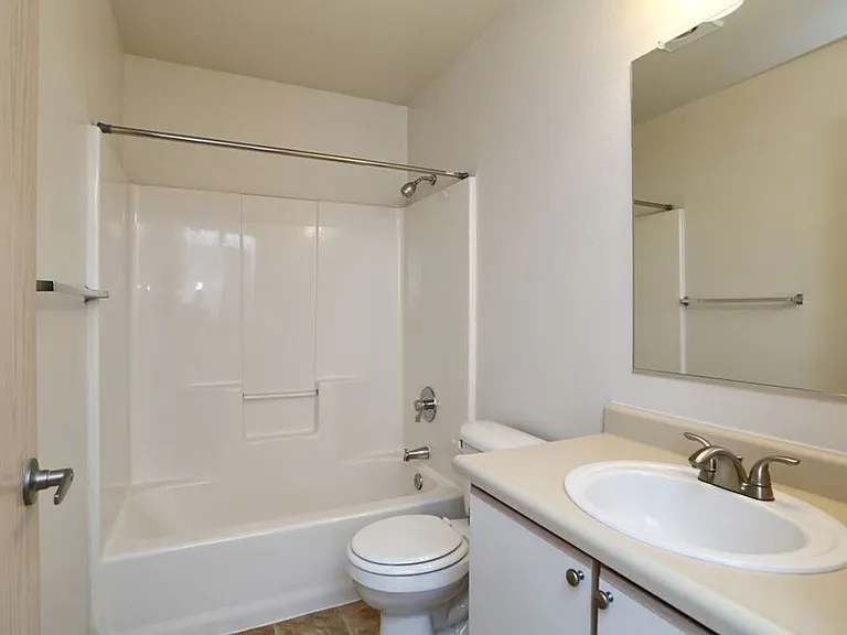 Sunrise Pointe Apartments — Photo 42