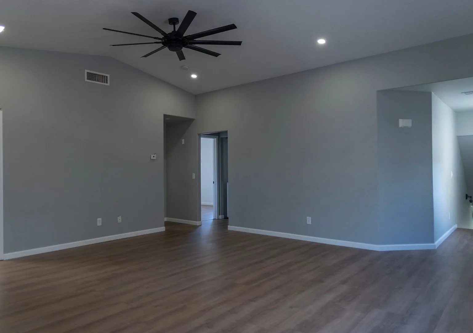 Three bedroom unit with community pool — Photo 3