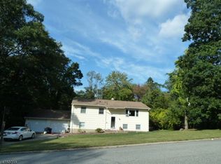 26 Hillview Ct, West Milford, NJ 07480