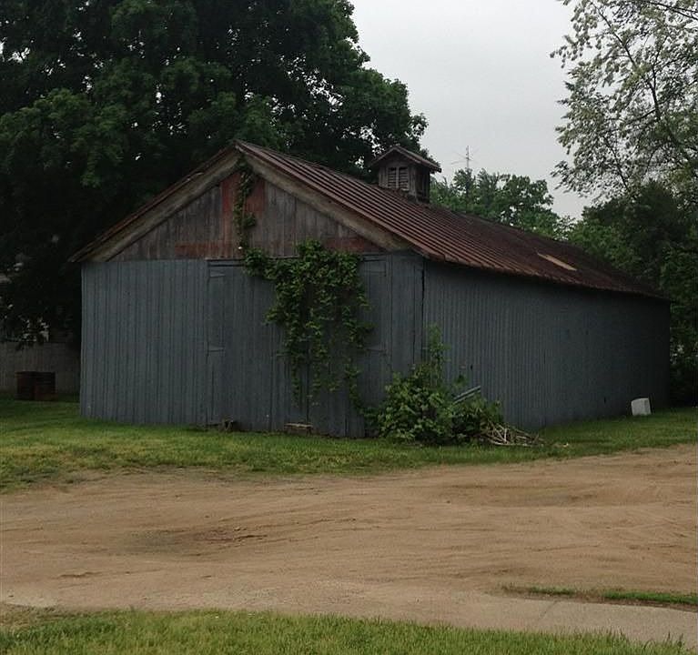 2nd image of 207 W Chicago Rd