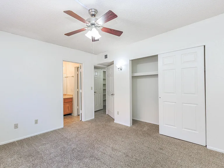 Catalina Crossing Apartments — Photo 9