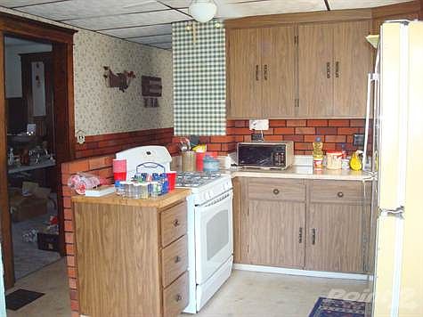Traditional kitchen with lots of counter space.