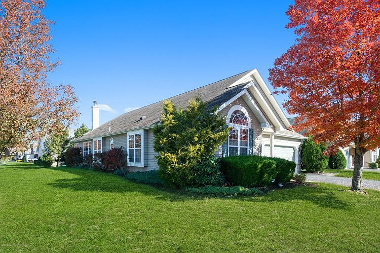 1st image of 12 Woodview Dr