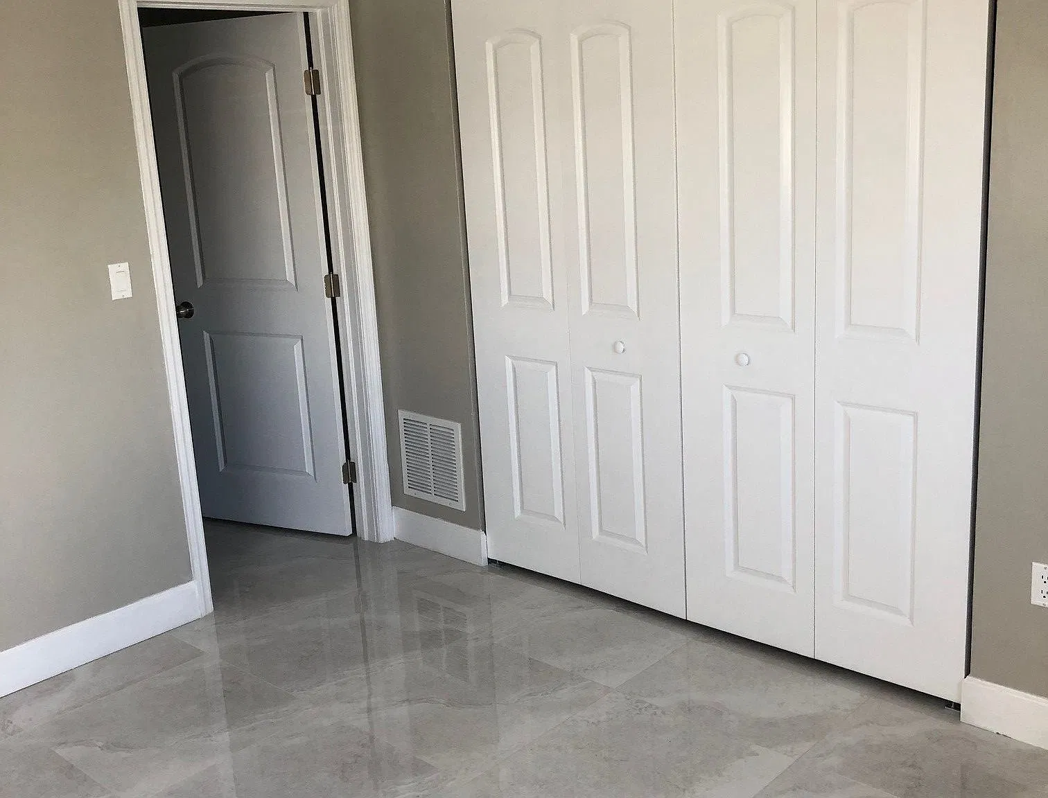 1500 NE 50TH CT - 4 — Photo 3