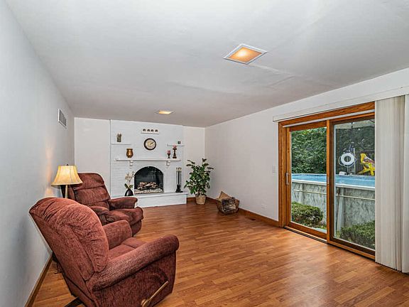 4th image of 23W412 Woodcrest Ct W