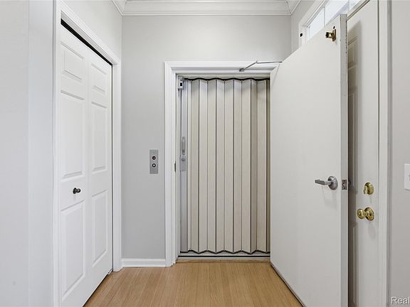 3rd image of 1468 Devon Ln