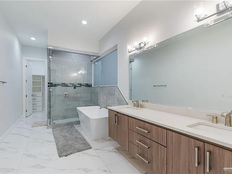2416 S Thames Dr — Photo 20