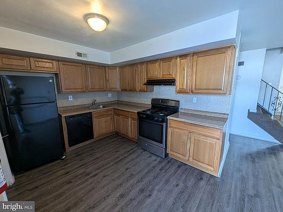 3rd image of 136 Colonial Square Dr