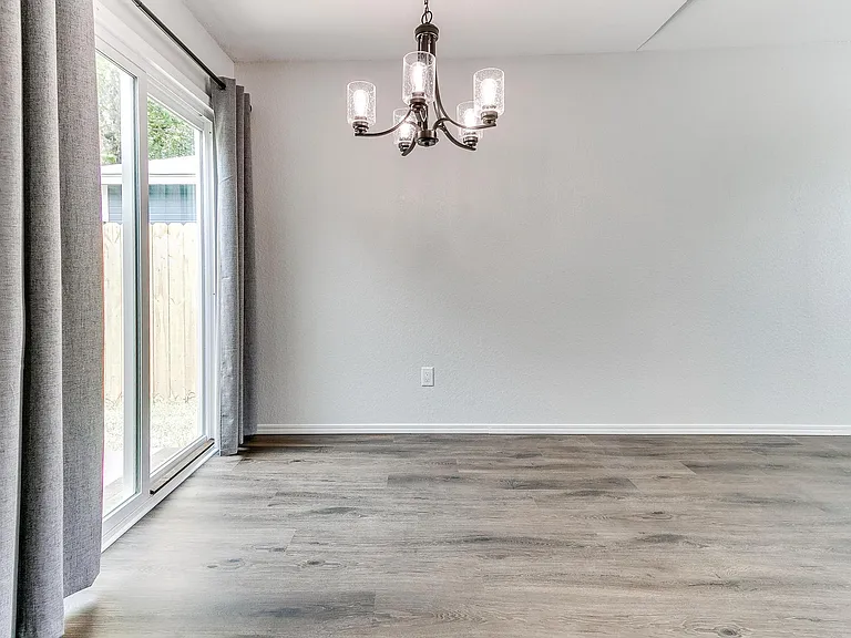 425 Dauphin Ave — Photo 6