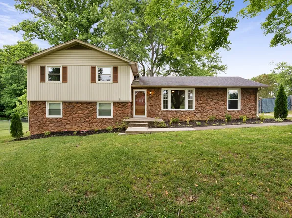 108 W Circle Dr, Burns, TN 37029