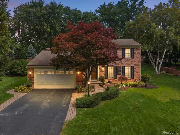 2767 Saturn Dr, Lake Orion, MI 48360