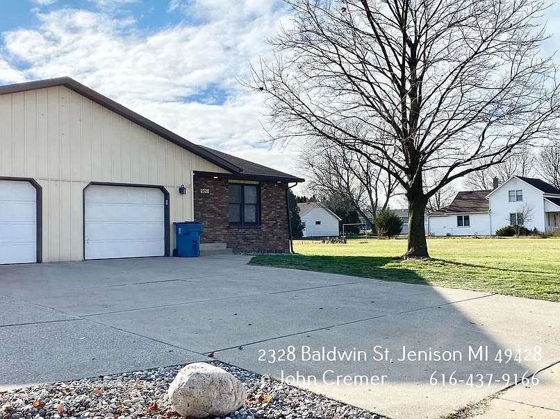 4 bed, 2300 sqft, $2,400 — Photo 3