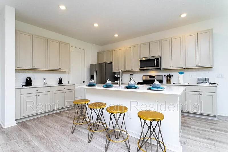 4 bed, 3.5 bath, 2174 sqft, $2,500 — Photo 2