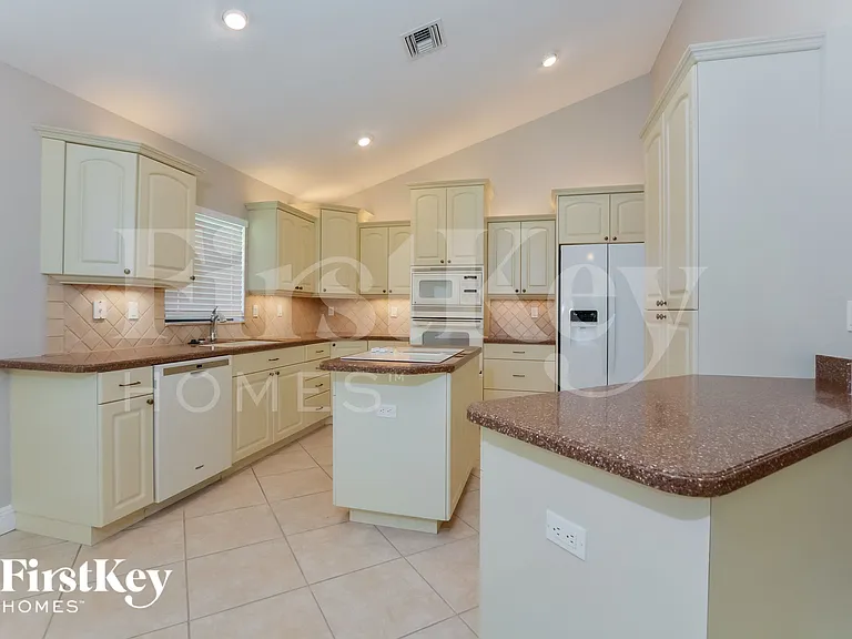 1655 James Cir — Photo 7