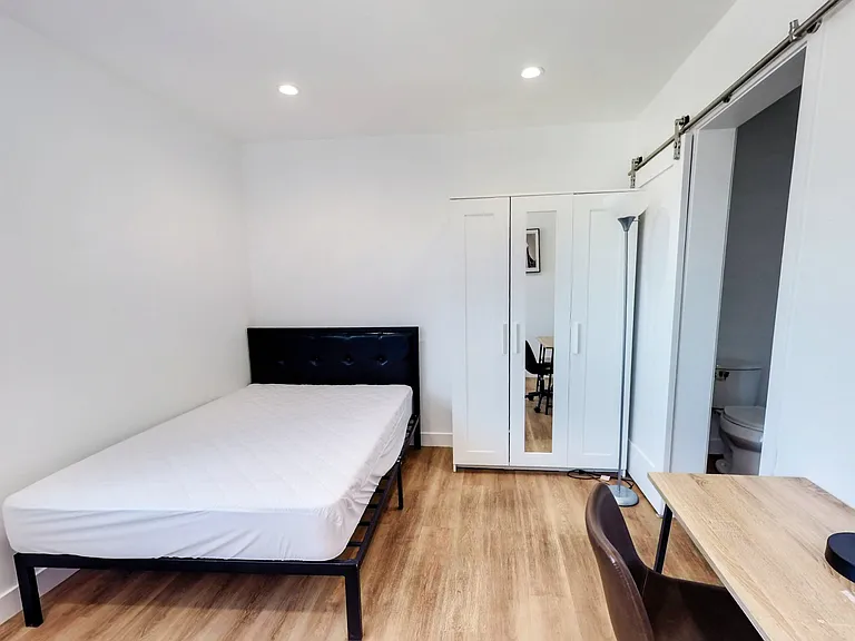 1620 W 35th Pl — Photo 36