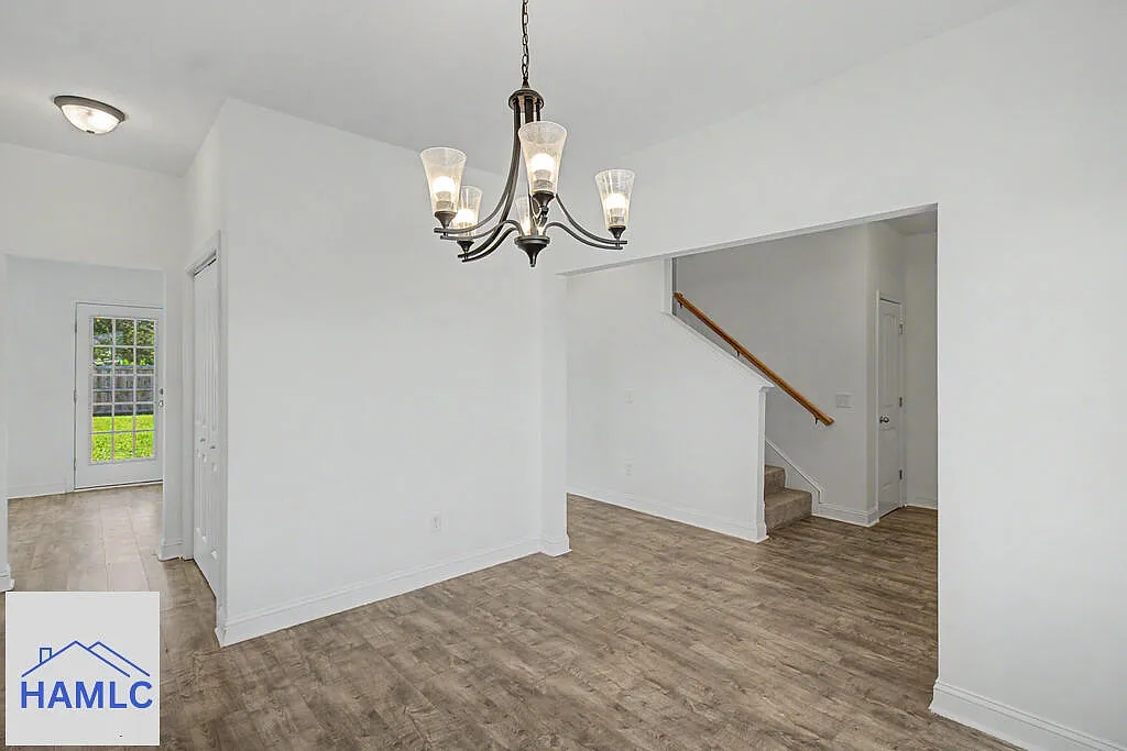 4 bed, 2.5 bath, 2072 sqft, $2,300 — Photo 2
