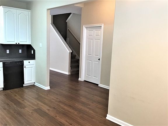 5th image of 975 Oak Falls Dr