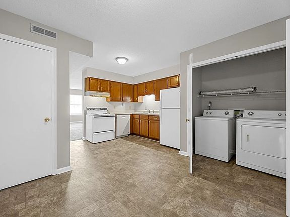 Kitchen and laundry with washer/dryer hookups