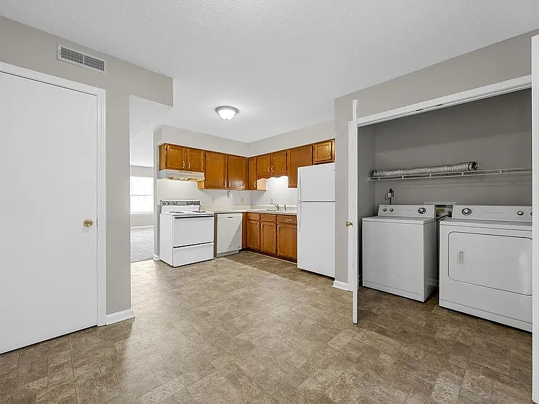 Kitchen and laundry with washer/dryer hookups