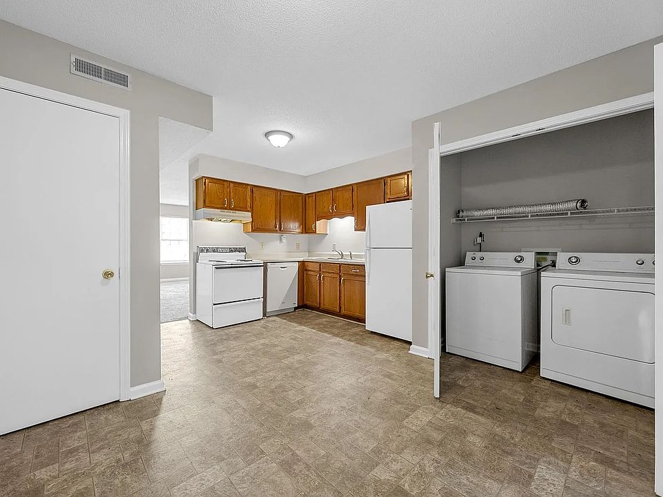 Kitchen and laundry with washer/dryer hookups