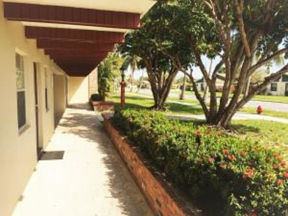 4th image of 985 Manor Dr APT 12C