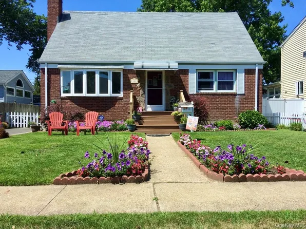 20 Iris Avenue, North Merrick, NY 11566