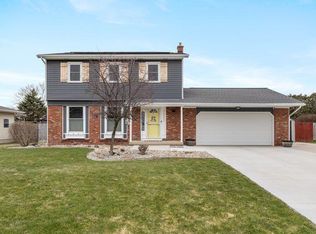 7337 Harmon Ln, Jenison, MI 49428