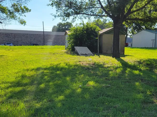 209 E 1st St, Springtown, TX 76082