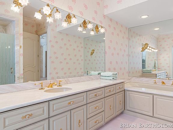 3rd image of 560 Saddlebrook Dr NE