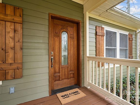 3rd image of 20 Goldenwood Ln