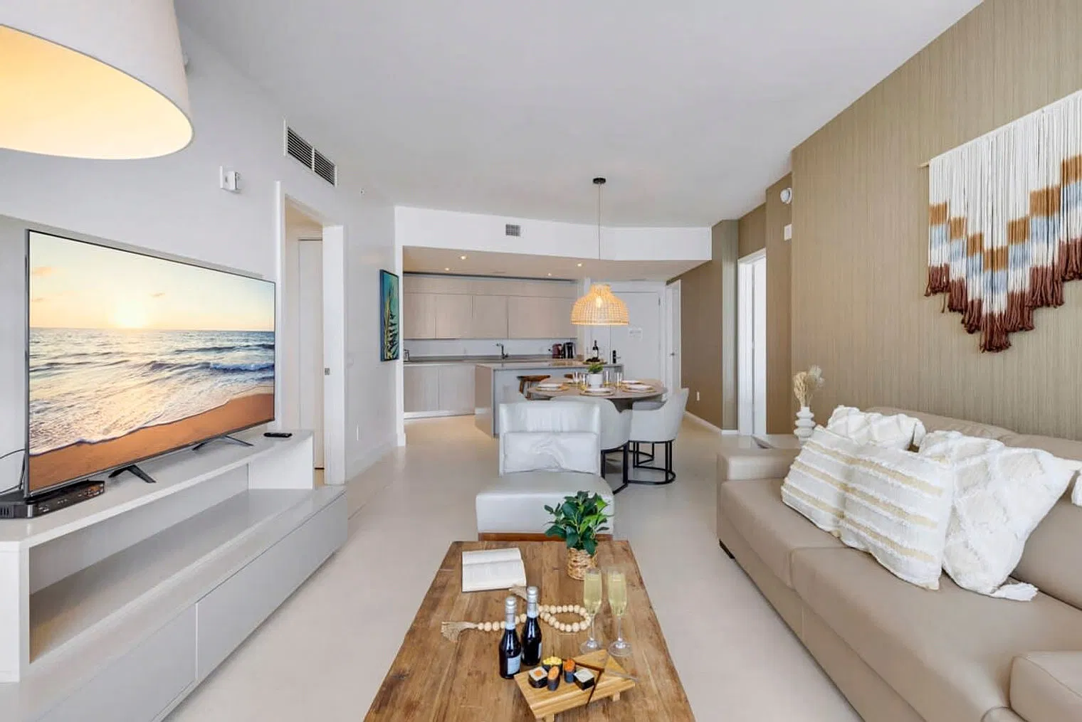 2 bed, 2.0 bath, 1097 sqft, $5,519 — Photo 2