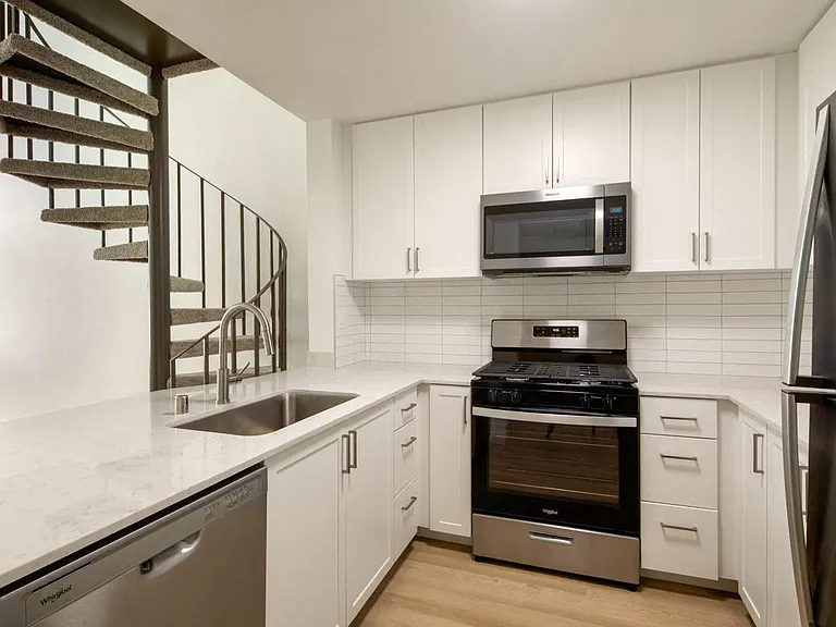 Warner Pointe — Photo 15