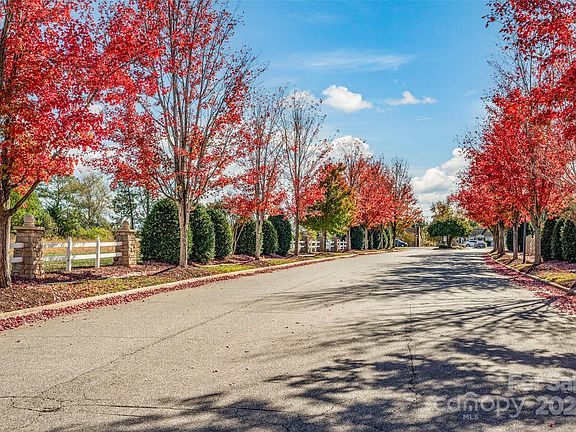 2nd image of 130 Kensington St