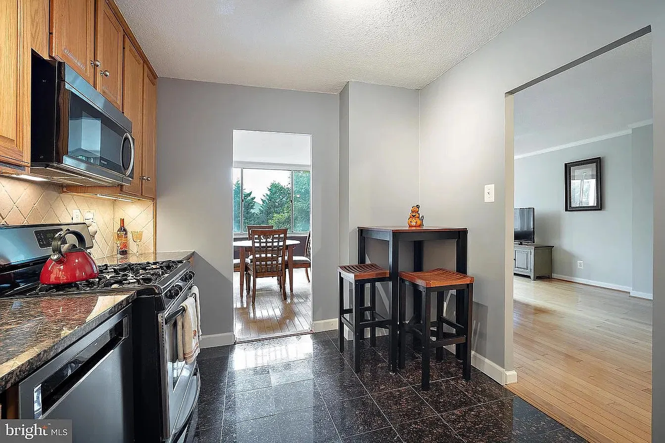 1 bed, 1.5 bath, 877 sqft, $2,200 — Photo 2