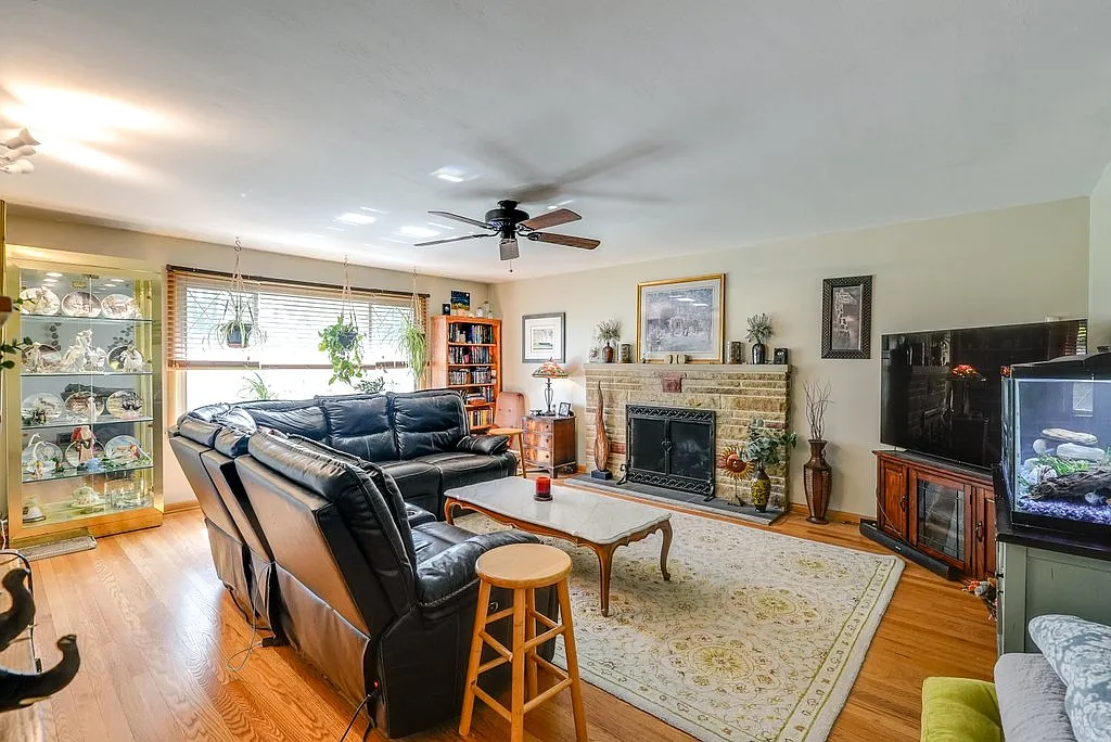 3 bed, 1.5 bath, 1938 sqft, $2,100 — Photo 2