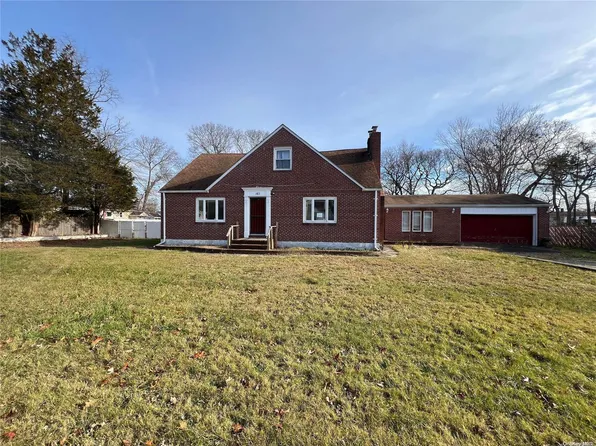 161 Coates Avenue N, Holbrook, NY 11741