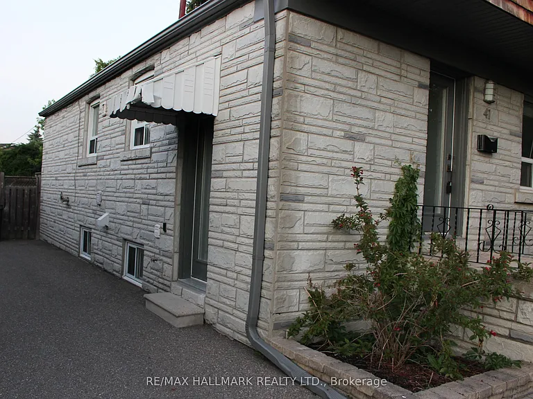 41 Treeview Dr #LOWER — Photo 2