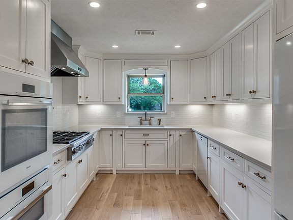 3rd image of 3728 Princess Ln