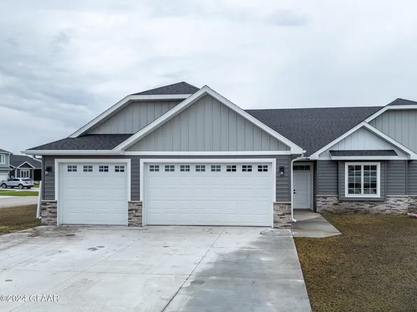 333 Cromwell Dr, Grand Forks, ND 58201