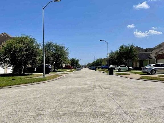 Exterior Neighborhood (street photo)
