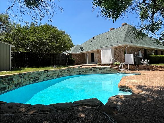 2nd image of 627 Meadowbrooke Pl